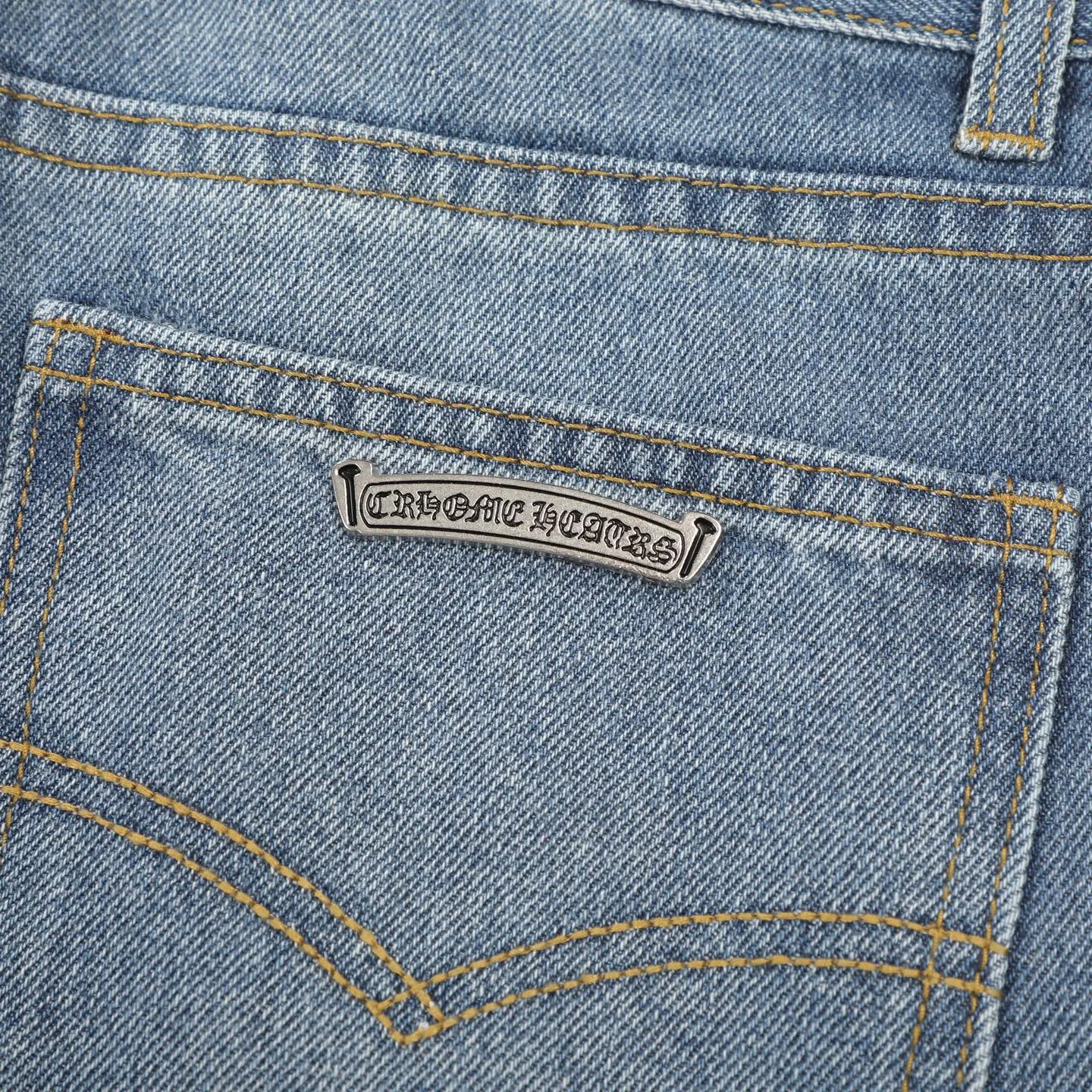 P240 Chrome hearts print stitching black leather classic washed jeans. Really restores the ultimate vintage texture. Three-dimensional version. Loose and comfortable, not picky on the figure. Looks taller and slimmer. Factory precision. Original factory quality control. Same style for men and women. Can be matched with couples. Versatile recommendation. Must-have jeans for all seasons. Fashionistas have been disappointed. From the quality selection of fabrics, the tailoring of details, and the matching of patterns, they are all impeccable! The upper body is so handsome when worn...it can be easily worn by men, women and children! The craftsmanship is made of heavy-duty washed pure cotton denim fabric. After washing, it is soft and thick. It is very stylish when worn on the body. Color: blue Size: 28 30 32 34 36